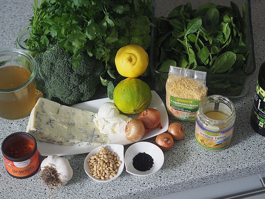 Zutaten Frischer Blattspinat mit gerösteten Romanesco-Röschen und Tahini-Zitronen-Dressing, dazu ein Blauschimmel-Obatzta.