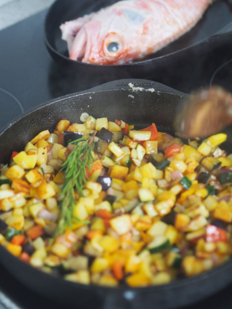 Der Goldbarsch in der Gemüsepfanne – Küchenereignisse Der Goldbarsch in der Gemüsepfanne – Küchenereignisse