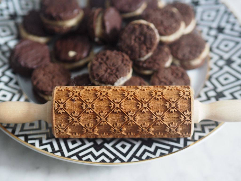 Im Vordergrund die Holzwalze, zum Ausrollen von Keksen, im Hintergrund unsere Oreokekse