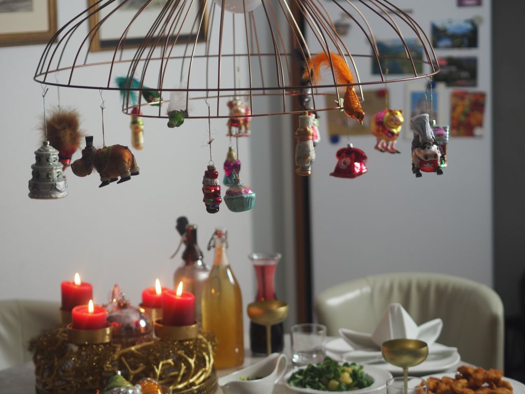 Christbaumluster mit herabhängendem Christbaumschmuck