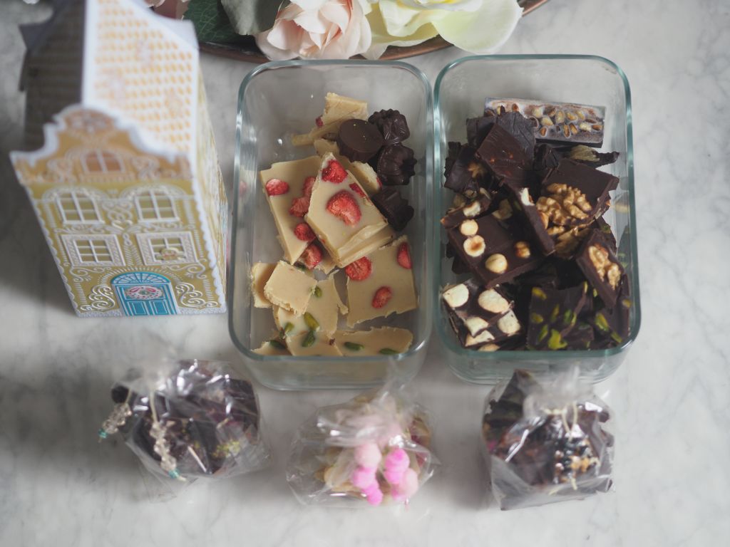 Selbstgemachte Schokolade in Stücke gebrochen