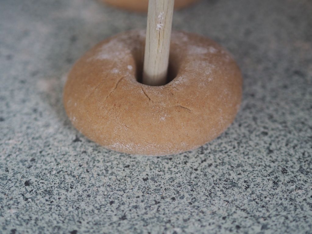 Wie man einen Beugel macht: 1. Einen Holzkochlöffel in der Mitte hineinstecken. 