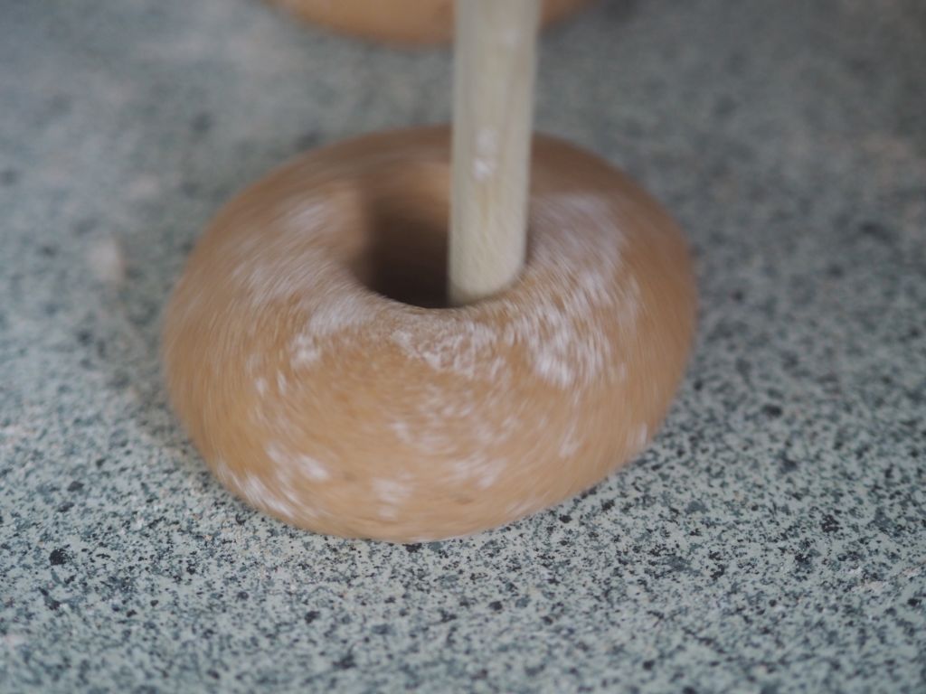 Wie man einen Beugel macht: 2. mit kreisenden Bewegungen vergrößern.