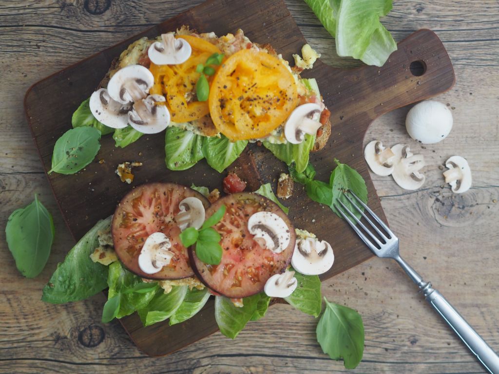 Röstbrot Excelsior TSR Mit Tomatenscheiben und Rührei.