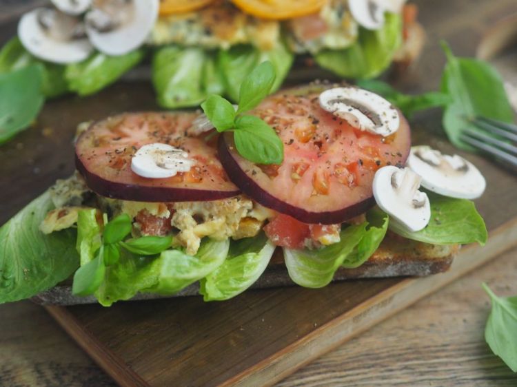 Röstbrot Excelsior TSR
Mit Tomatenscheiben und Rührei. 