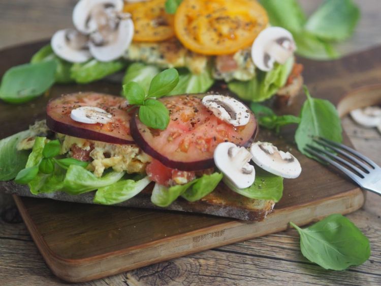 Röstbrot Excelsior TSR
Mit Tomatenscheiben und Rührei. 