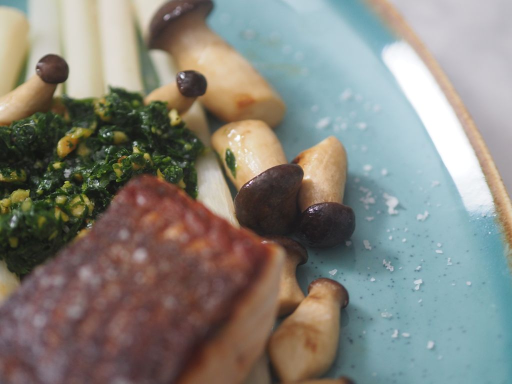 Norwegischer Lachs gebraten auf Schwarzwurzeln und Kräuterseitlingen