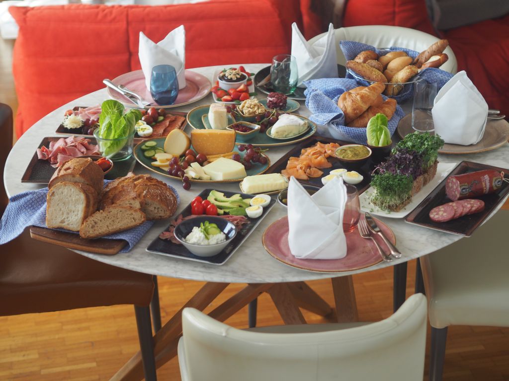 Frühstück mit Käse, Wurst in verschiedenen Varianten