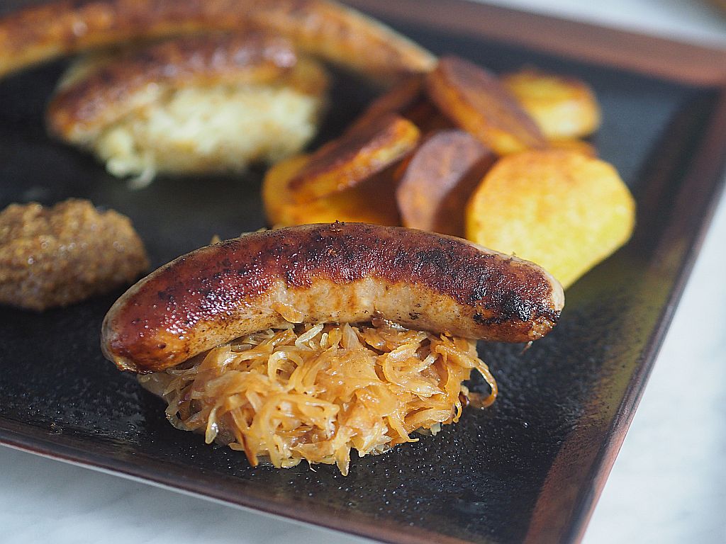 Teller mit verschiedenen Sorten Bratwürsteln