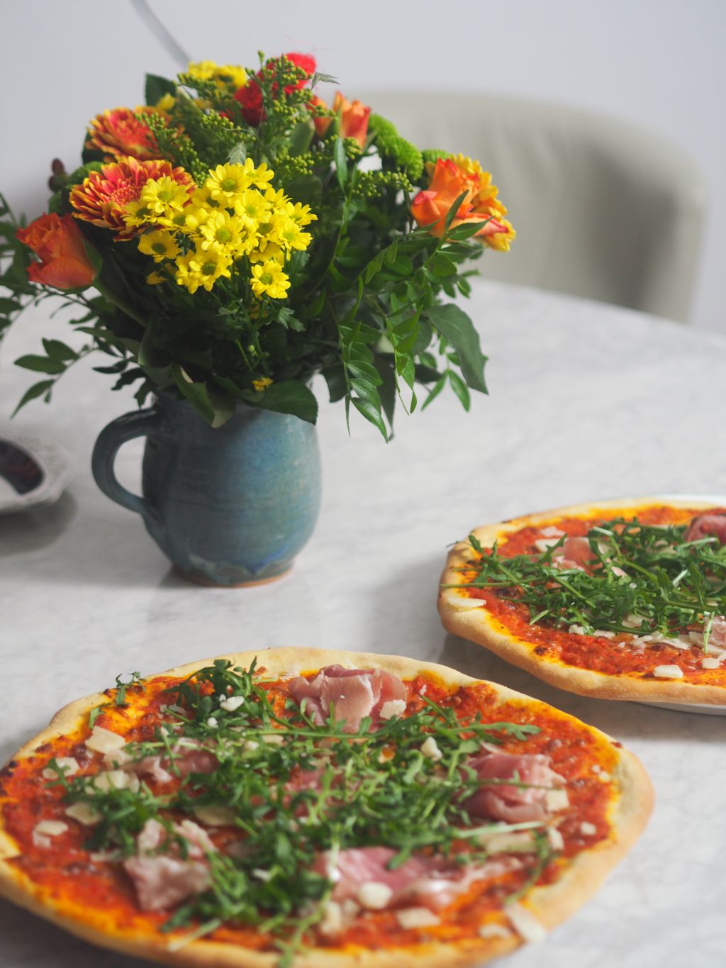 Pizzapoesie "Valentinstag" auf dem Tisch