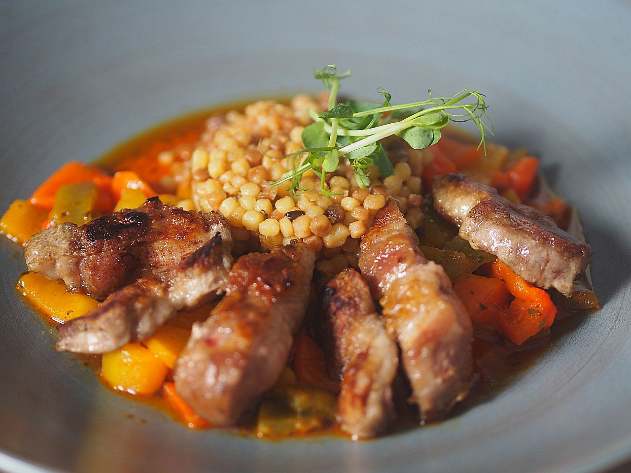 Iberico-Schopf gebraten mit Fregola und Paprikagemüse