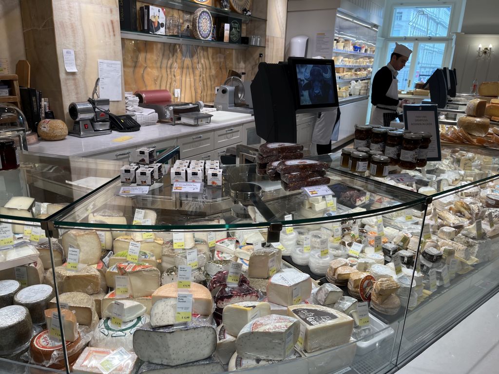 Julius Meinl am Graben, Wien, Käseabteilung, 1. Stock