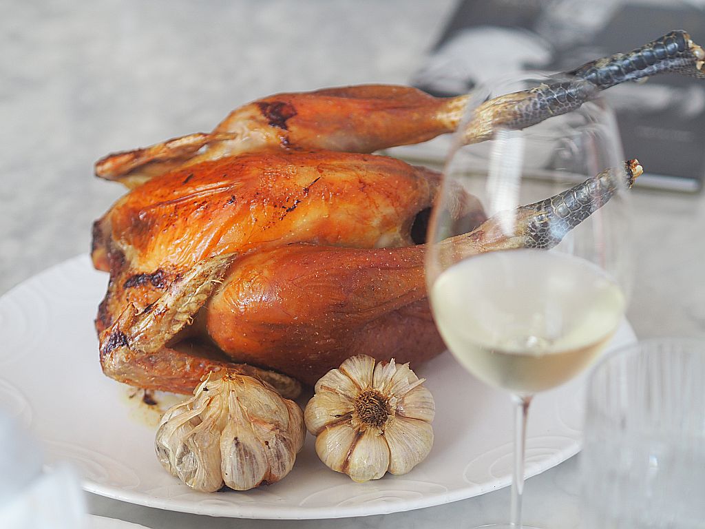 Gebratenes Bressehuhn mit Erbsen „à la française“ und Bratenjus