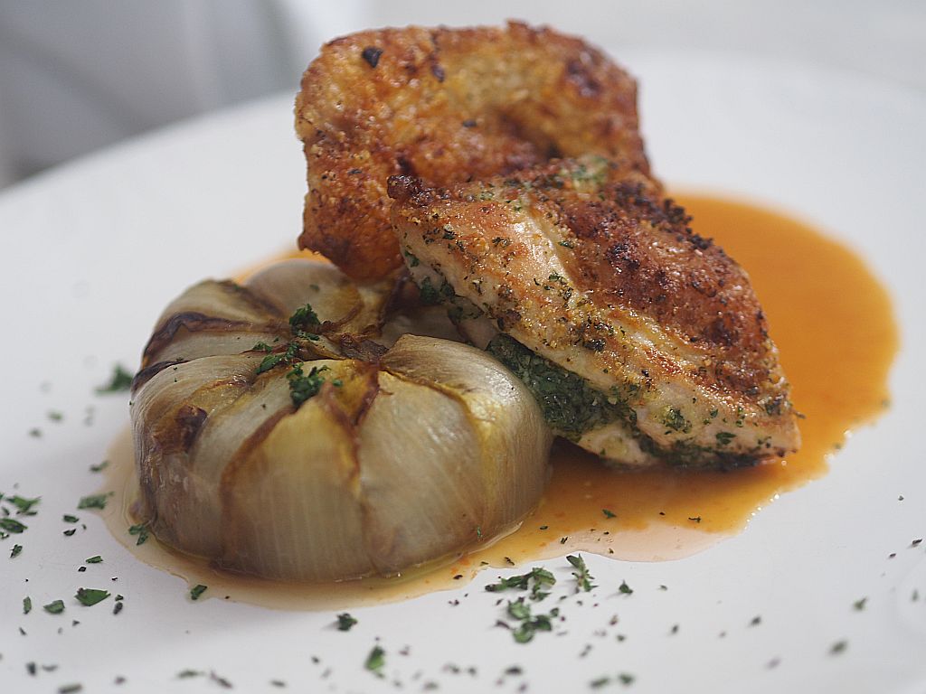 Brust vom Perlhuhn in Kräuterbutter mit Perlhuhnschenkel in Chicorée-Tourte