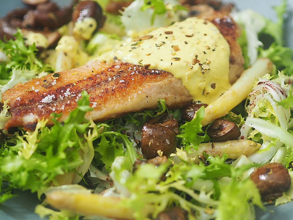 Egerling-Schmandsuppe und als Hauptspeise Wels mit Spargel