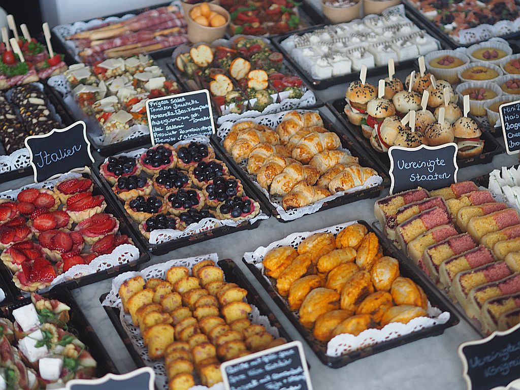 Großes Büffet aus vier Ländern