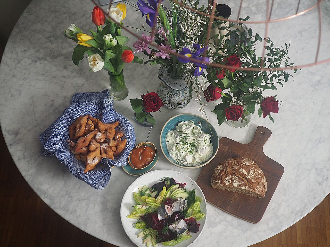 Prasselnde Krapfen (Csörögefánk) und Heringsschmaus mit Mazjes und Heringsschmaus mit Rollmops und Rüben