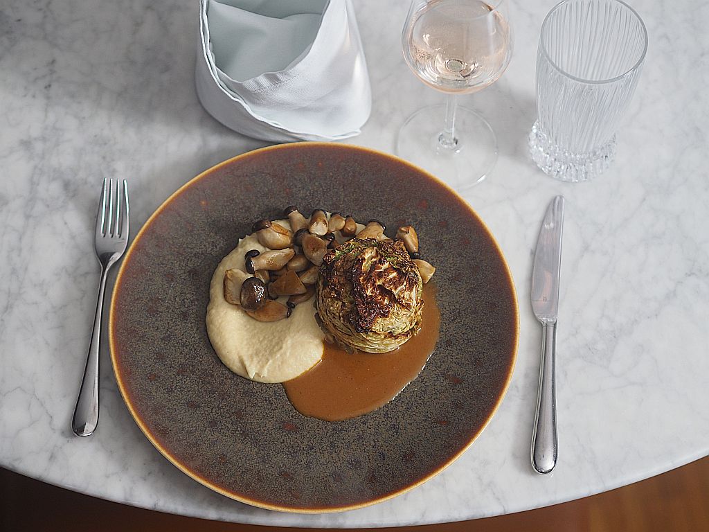 Schopfbraten in Wirsing-Tourte mit Pastinaken-Sellerie-Petersilienwurzel-Püree