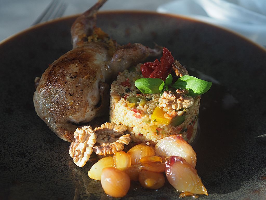 Wachtel mit Hirsefüllung und geschmorte Schalotten mit Portweinsauce mit Rezept