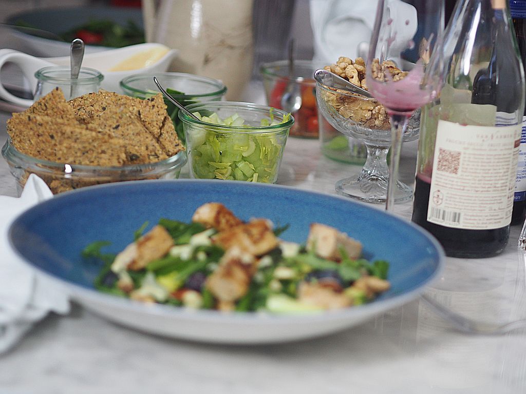 Salatauswahl mit gebratenem Tofu