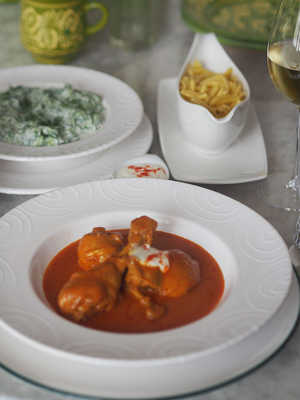 Paprikahuhn mit Knoblauch-Gurkensalat und Nockerln