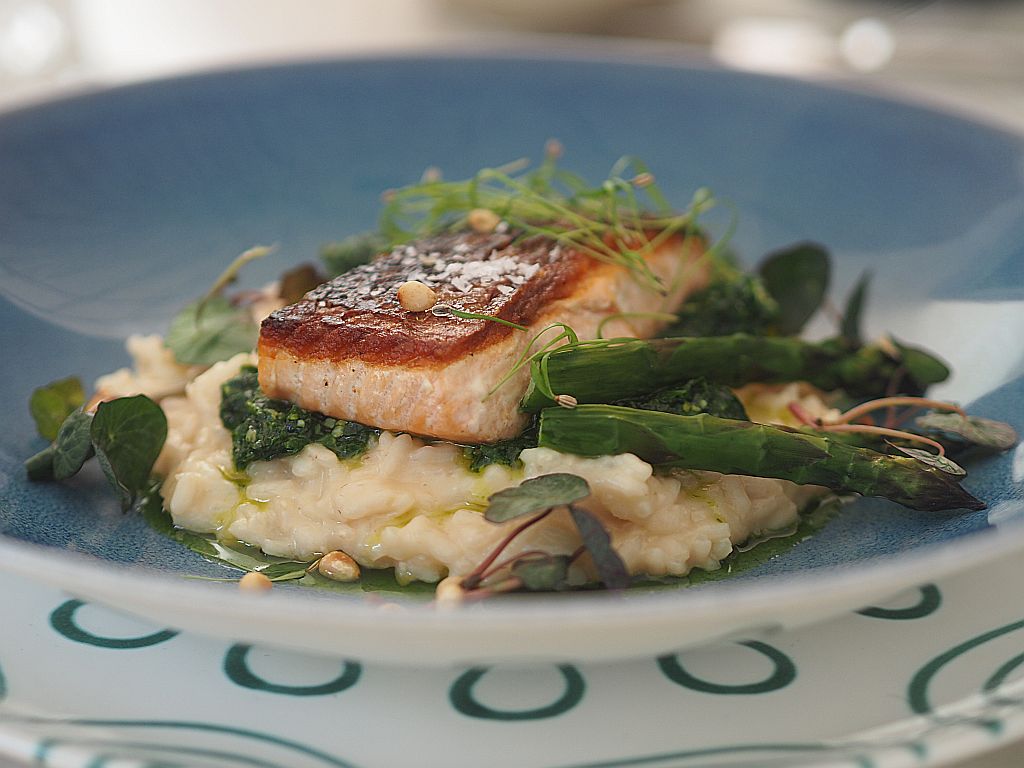 Gmundener Teller Risotto mit Bärlauchpesto, grünem Spargel und Lachs