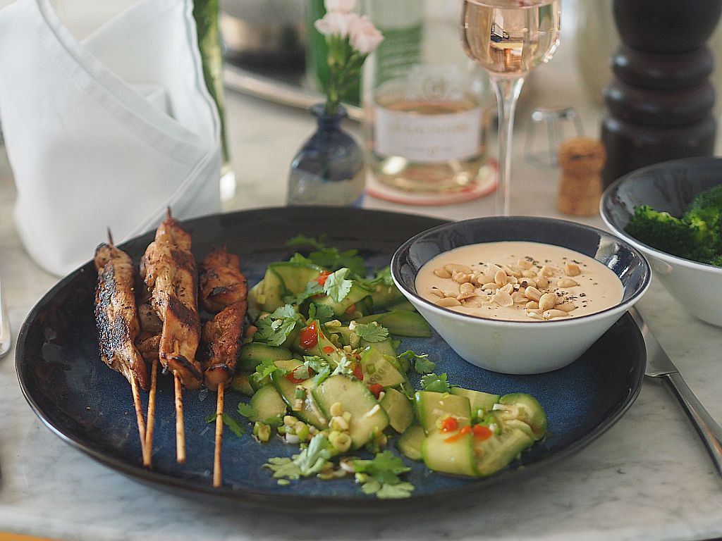 Saté-Spieße mit Haselnuß-Soße und Gurken