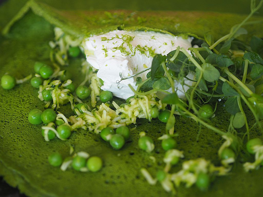 Grüne Palatschinken mit Erbsen ganz nah