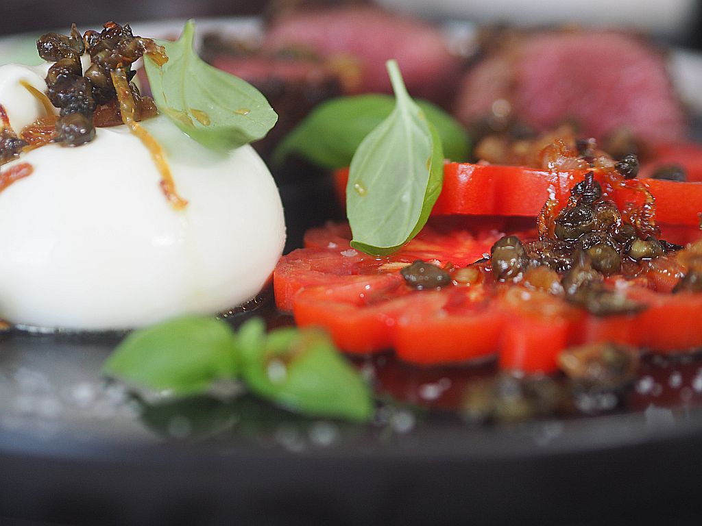 Rindsfilet mit Kaperndressing und Ochsenherztomaten