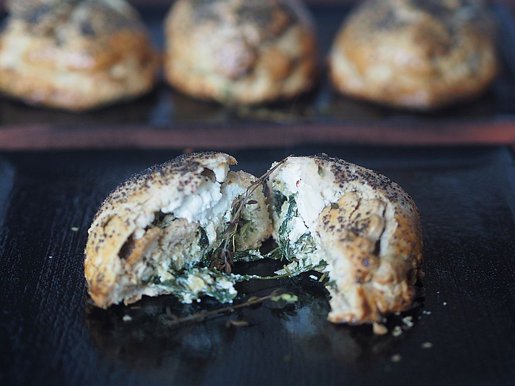 Teigtascherl mit Mangold und Käse aufgeschnitten, dahinter ganze