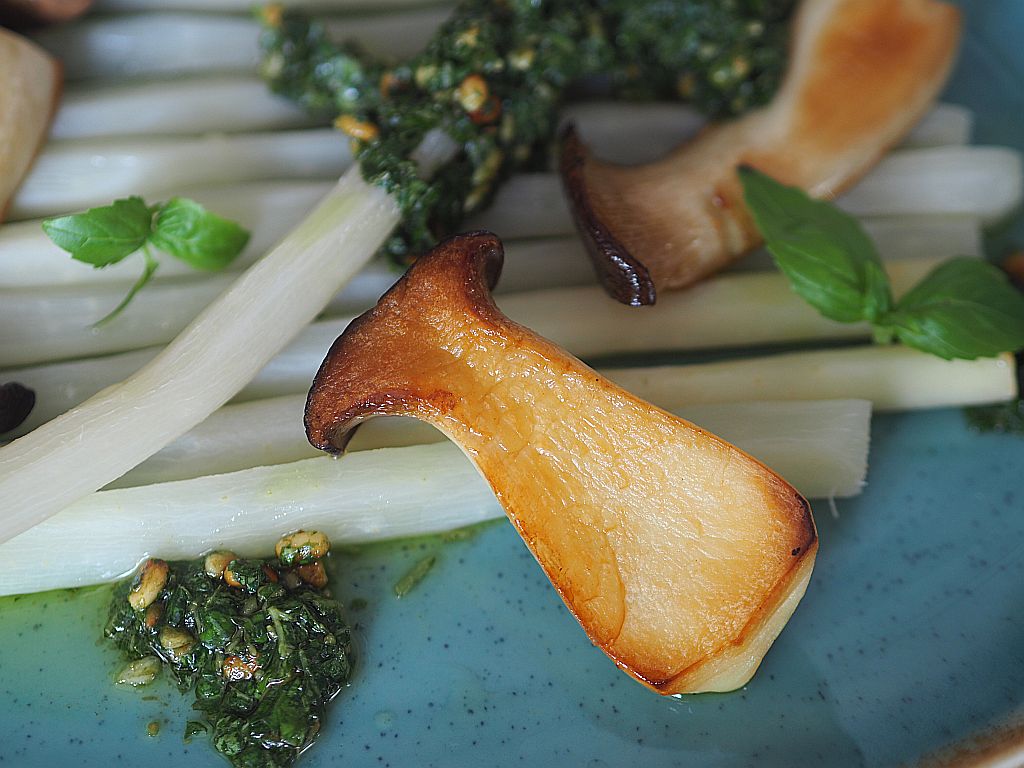 Schwarzwurzeln mit Kräuterseitlingen und Petersilien-Haselnuß-Pesto