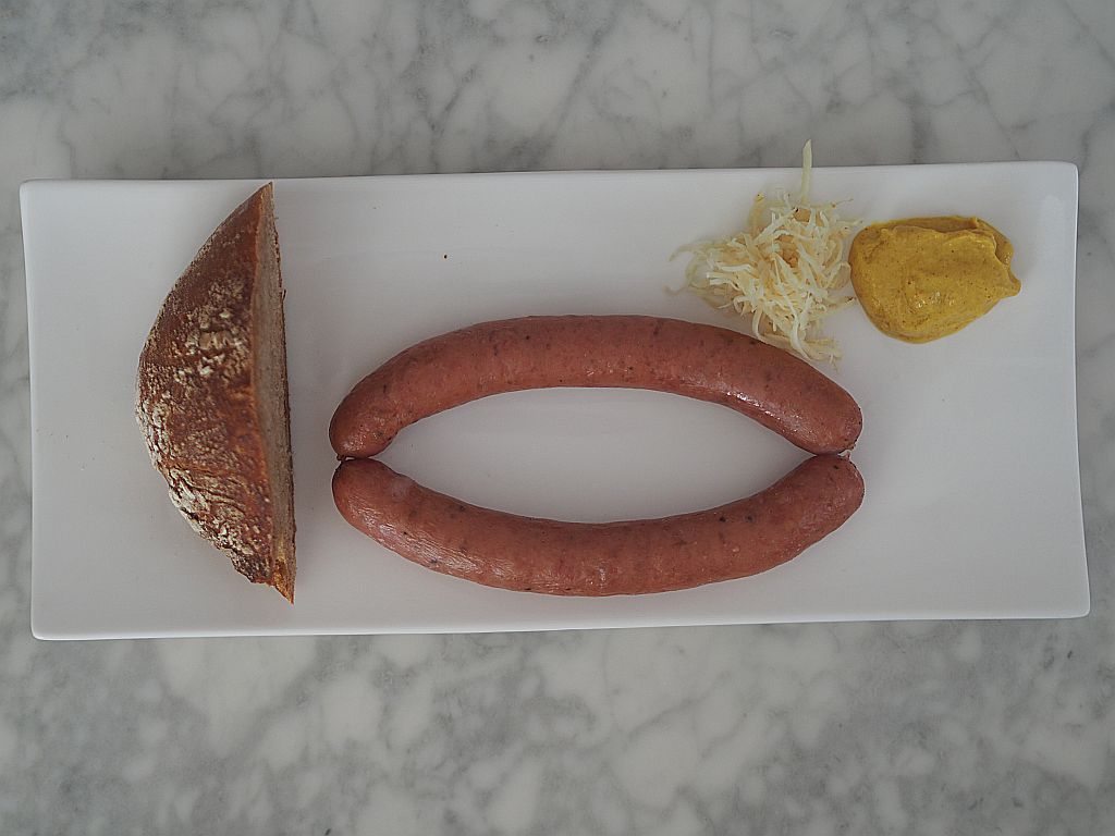 Frankfurter mit Senf und Kren und Scherzel