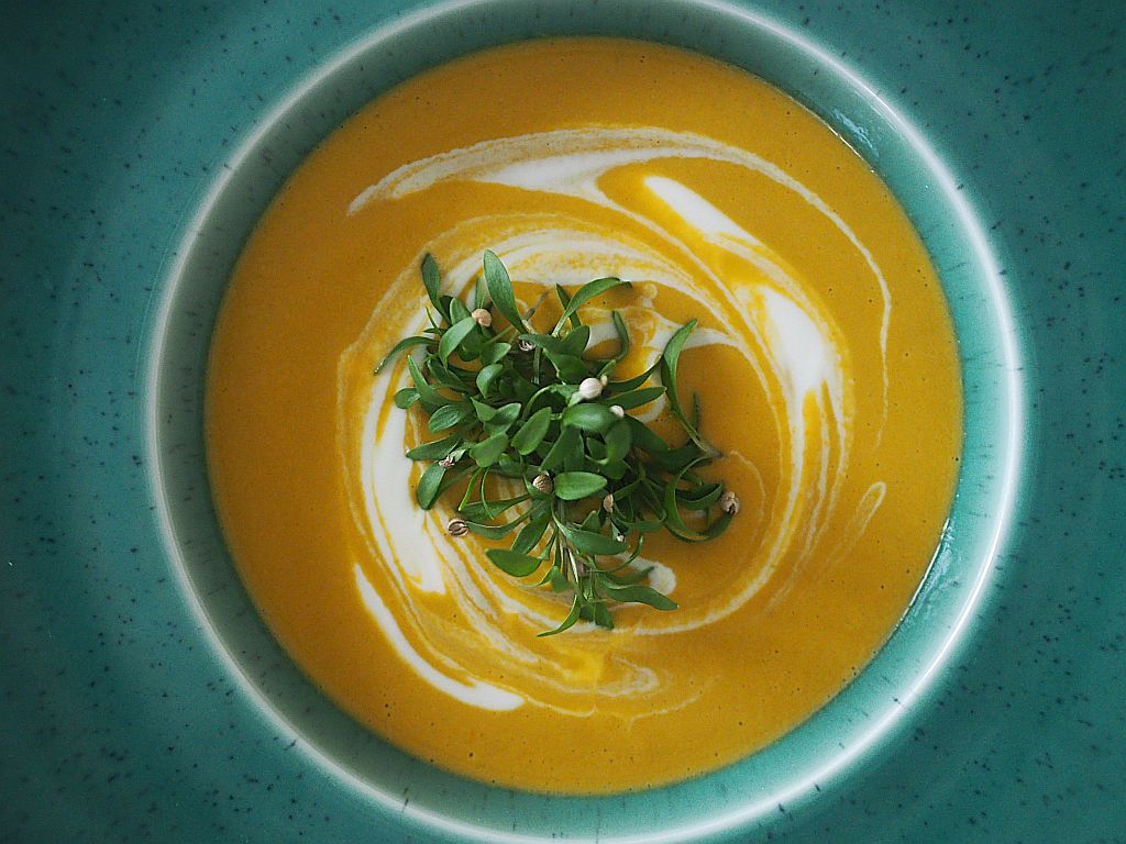 Kalte Tomaten-Mais-Suppe grüner Teller