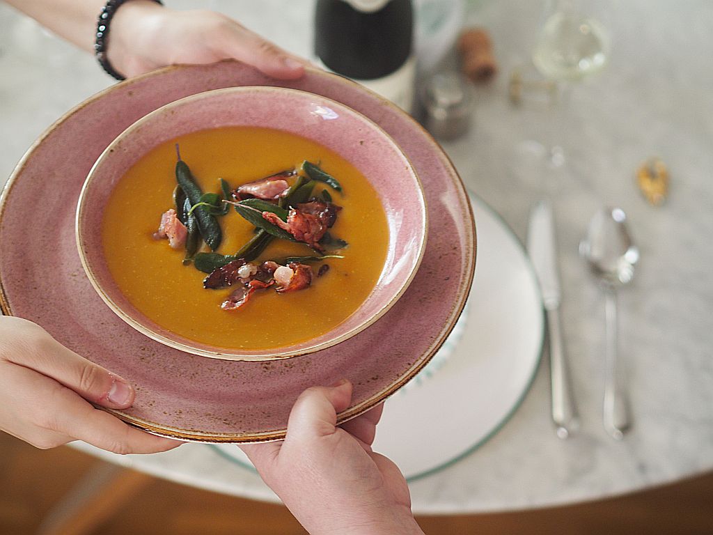 Kürbiscremesuppe wird weitergegeben