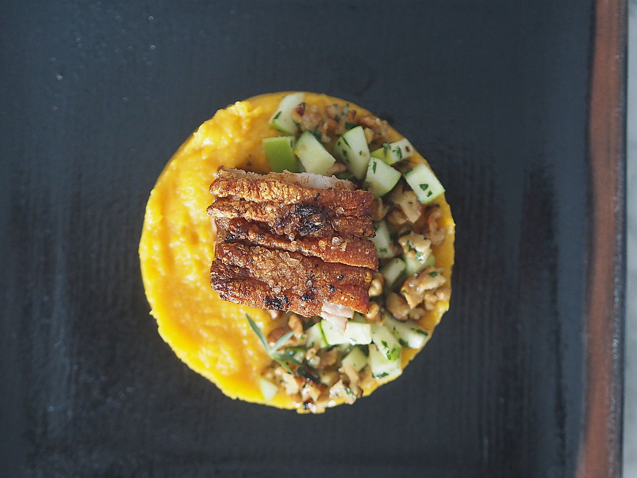 Schweinsbraten vom Sonnenschwein auf Kürbispaste