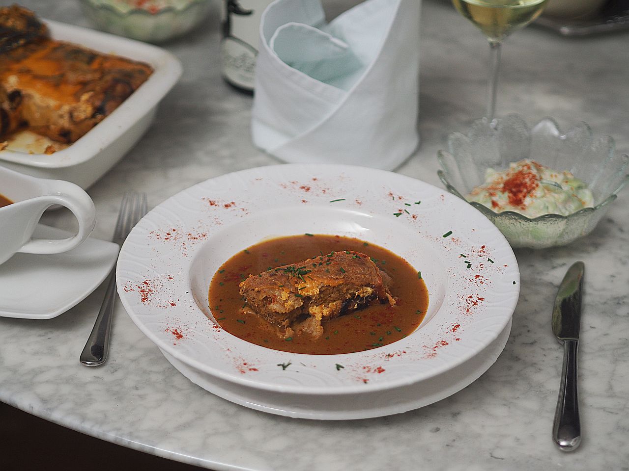 Überbackene Hortobágyi-Palatschinken vom Paprikás csirke (Paprika-Huhn)