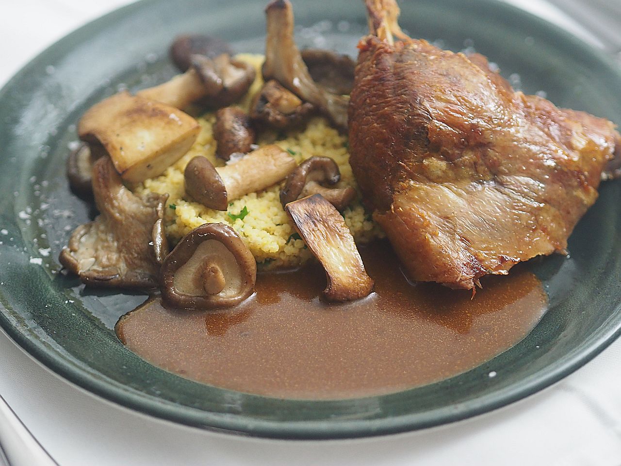 Waldviertler Martinsgans mit Hirse und Pilzen