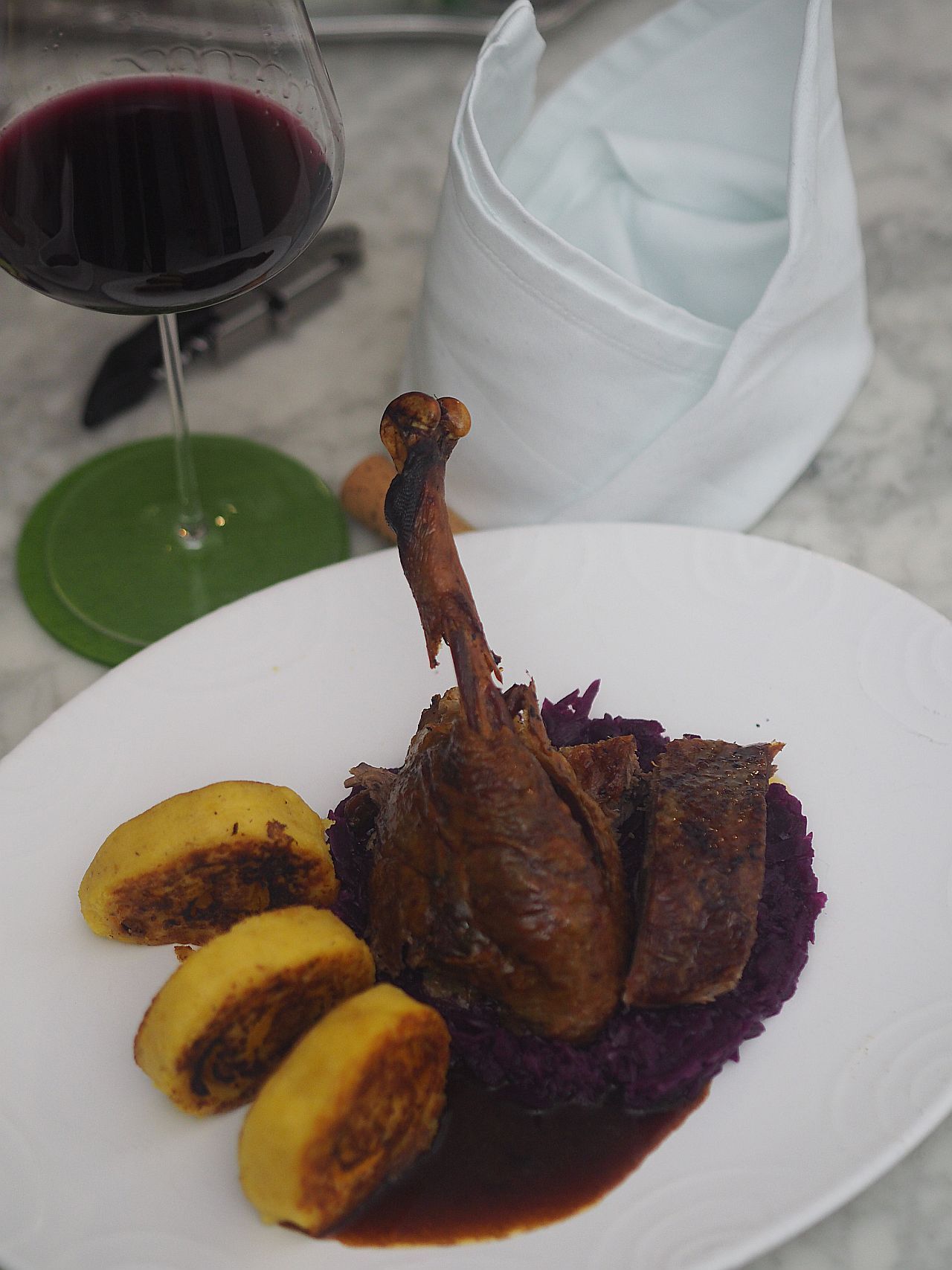 Martinigans: Teller mit Gansl mit Kürbis gefüllten Erdäpfel-Rouladen und Apfel-Rotkraut