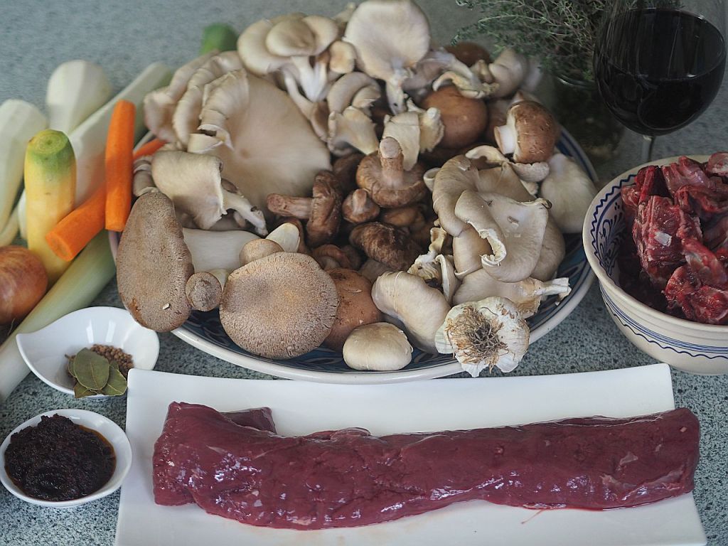 Rehrücken mit Kartoffel-Pastinaken-Stampf mit gerösteten Lauch und Wildsoße mit Pilzen