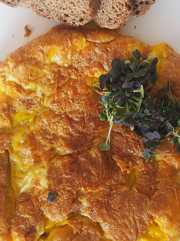 Selbstgemachtes Brot und&nbsp;Bauerneier