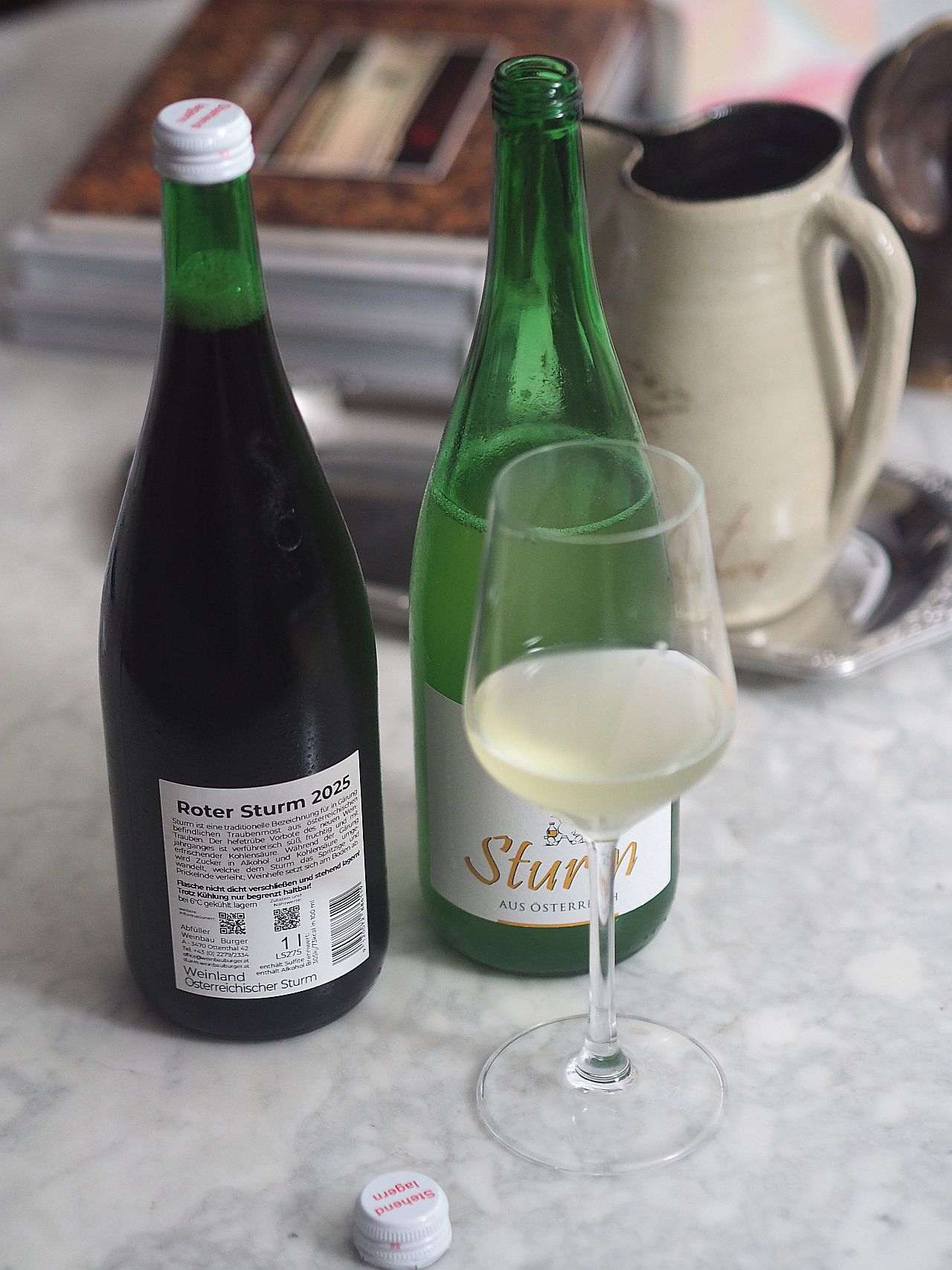 eine Flasche roter Sturm, eine Flasche weißer Sturm