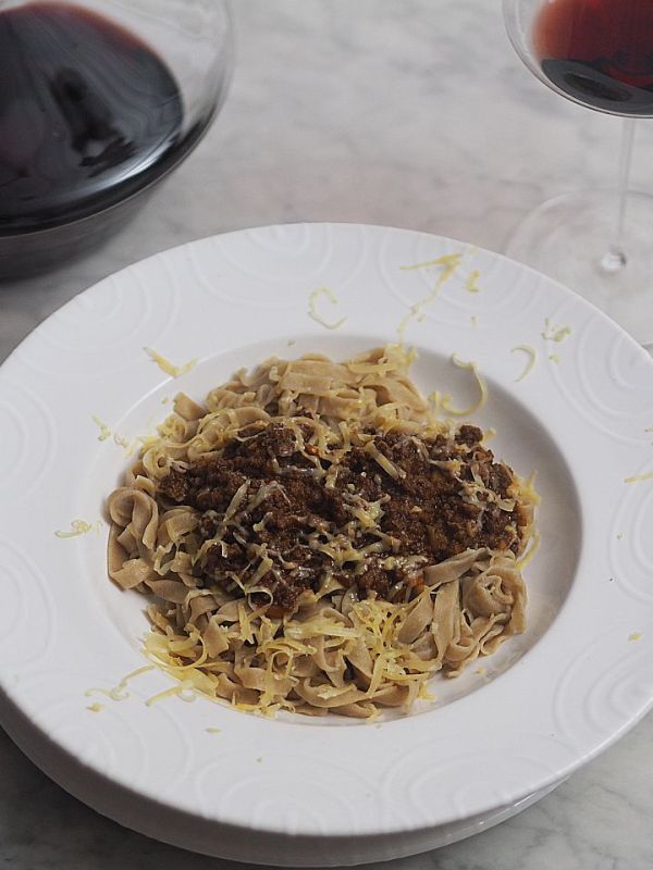 Bolognese Sauce auf die Jägerart und&nbsp;Kamutnudeln
