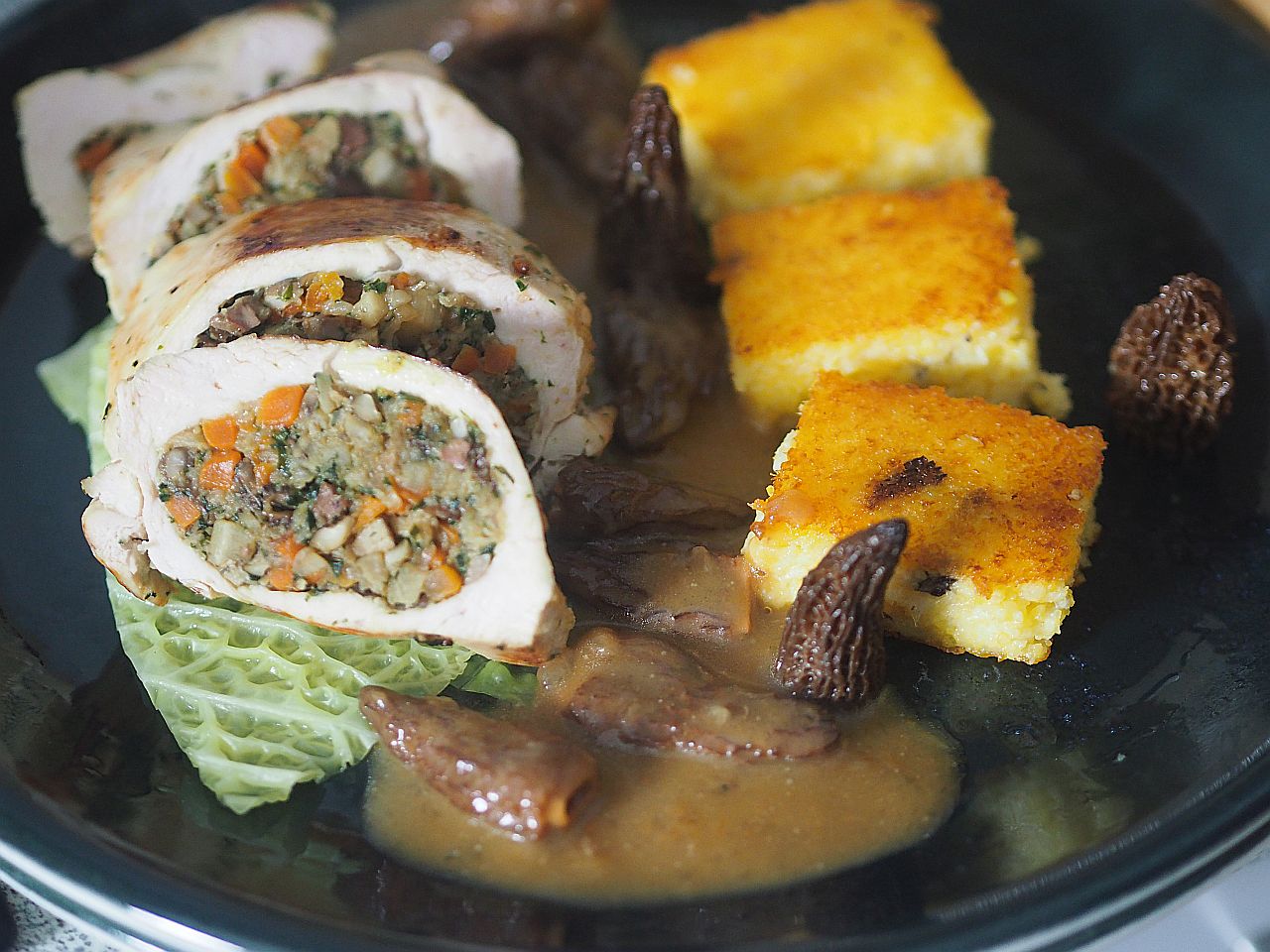 Teller mit Sulmtaler Suprêmes mit Morchelfülle und Morchelpolenta