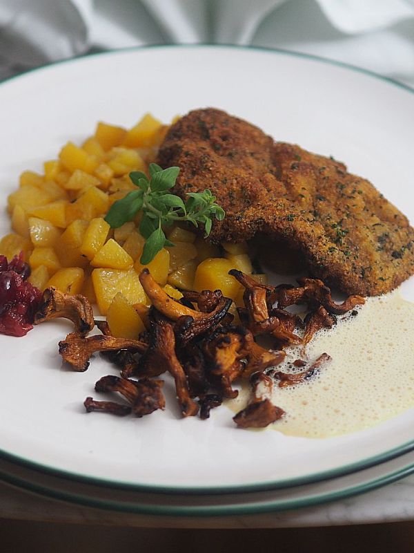 Rehschnitzeln mit sautierten Erdäpfeln, Eierschwammerln und&nbsp;Moosbeer-Sauce