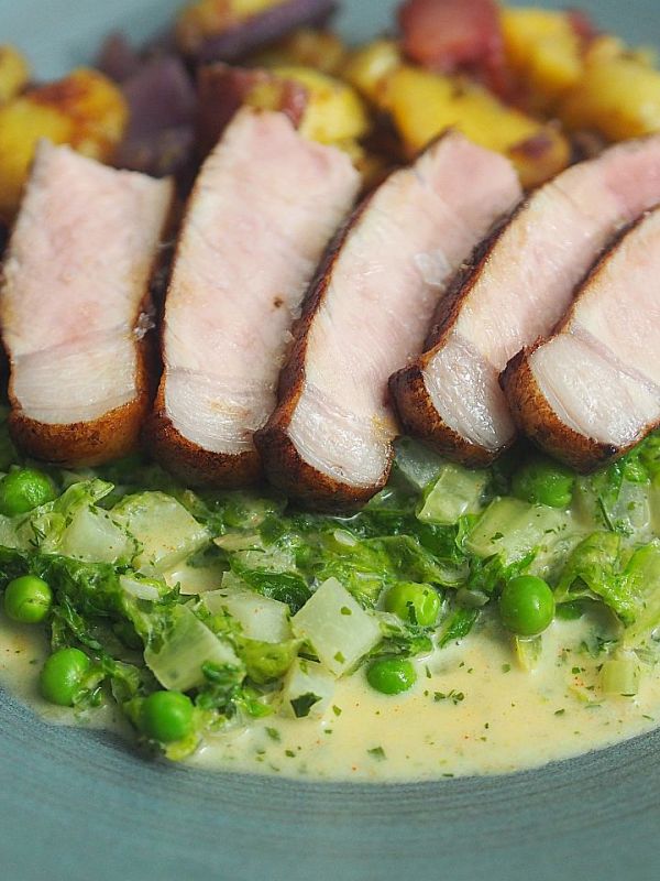 Salat im römischen Stil mit&nbsp;Schweinesteak