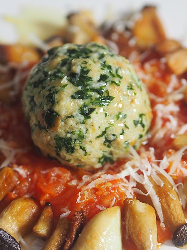 Bärlauchsemmelknödeln mit Tomatenconcassée und Kräuterseitlingen