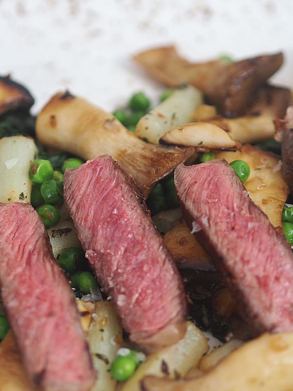 Drei-Minuten-Steak mit Schwarzwurzeln, Pilzen und&nbsp;Erbsen