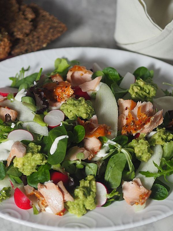 Stremellachs-Salat mit Avocado, Birne, Radieschen und Meerrettichcreme