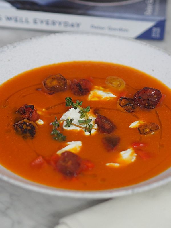 Tomaten-Paprikasuppe mit Feta-Creme