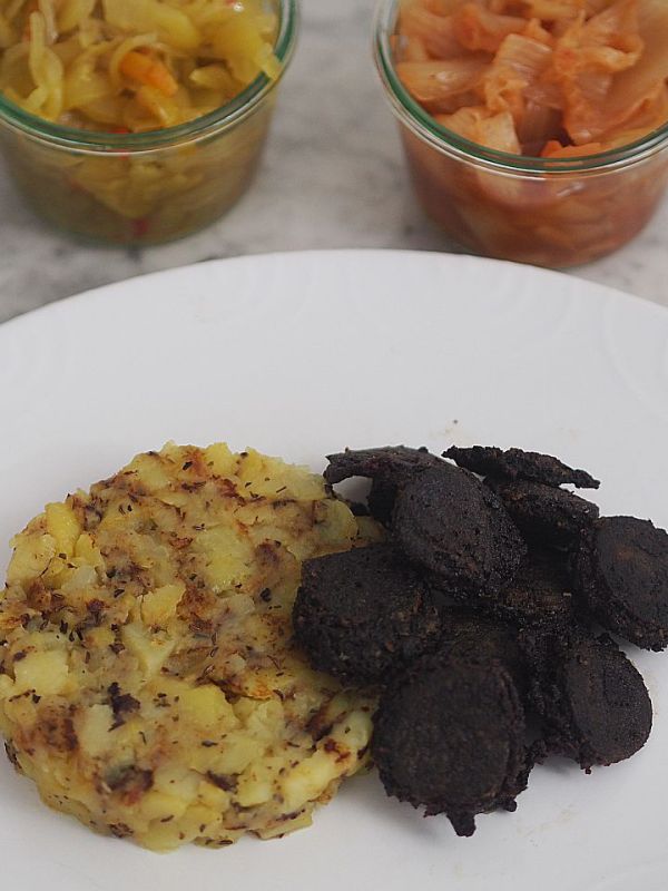 Blunzn-Gröstl mit Kartoffelschmarrn, Kimchi und Sommer im&nbsp;Glas